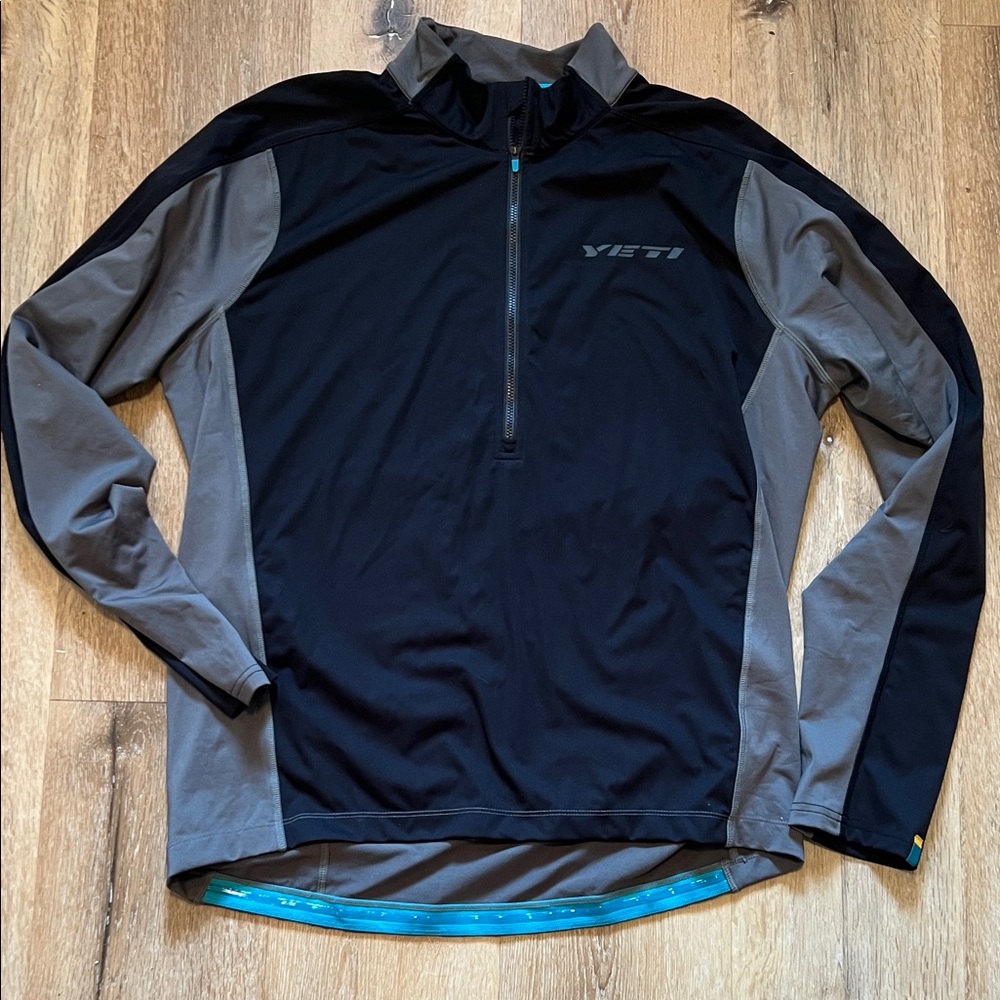 Yeti Men's Performance Quarter Zip Pullover in Black and Gray Large